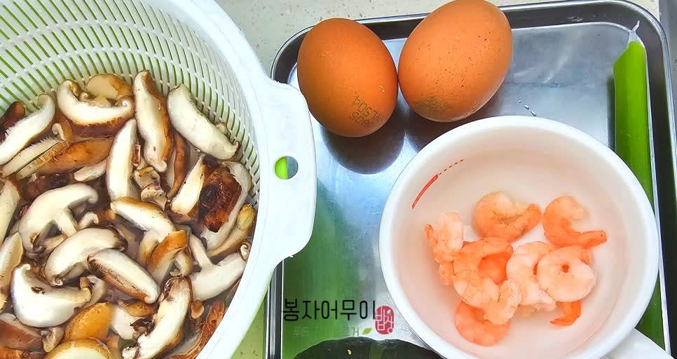 표고버섯 슬라이스와 새우를 준비하고, 대파는 먹기 좋은 크기로 썰어줍니다.