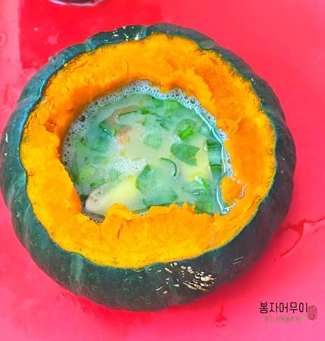 손질한 단호박 안에 준비한 계란물을 넣고 표고버섯, 새우, 대파를 고르게 올려줍니다.