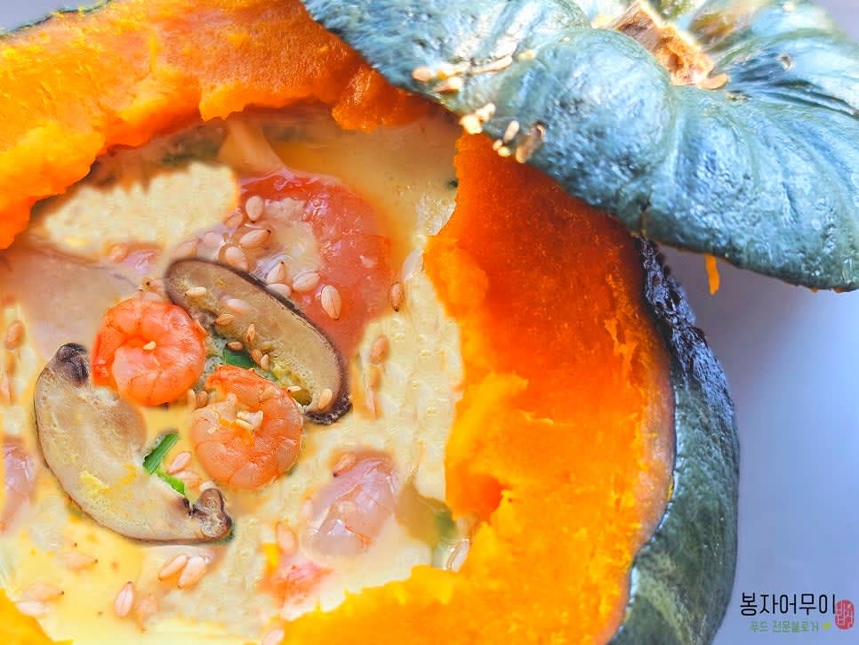 찜기에 물을 끓이고 단호박을 넣어 약 6분 정도 찝니다. 단호박의 크기가 큰 경우 1-3분 더 쪄주세요.