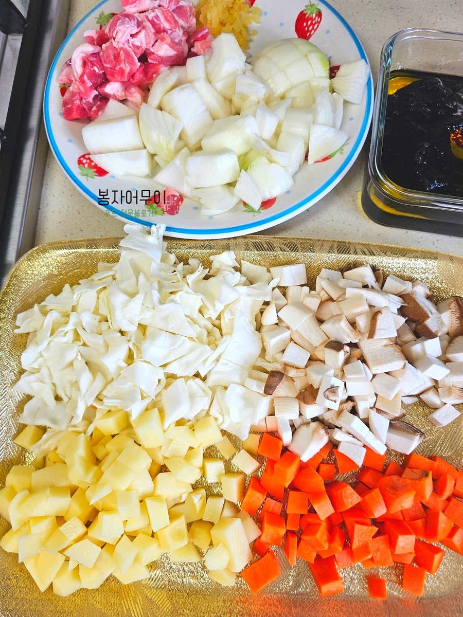 삼겹살 200g, 양파 2개와 감자 2개, 당근 50g은 적당한 크기로 썰어 준비합니다. 마늘, 생강은 다져주세요.