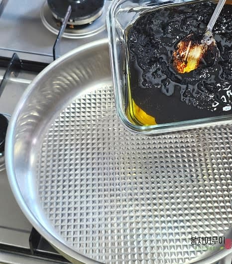 팬에 춘장 기름을 두르고 양파, 다진 마늘과 생강을 넣고 볶아 향을 냅니다.