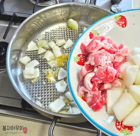 삼겹살을 넣고 고기가 익을 때까지 볶아줍니다.