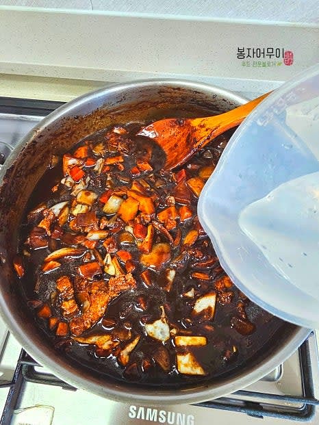 물 반 컵과 감자 전분 2 큰술을 넣고 농도를 맞추며 볶아줍니다.