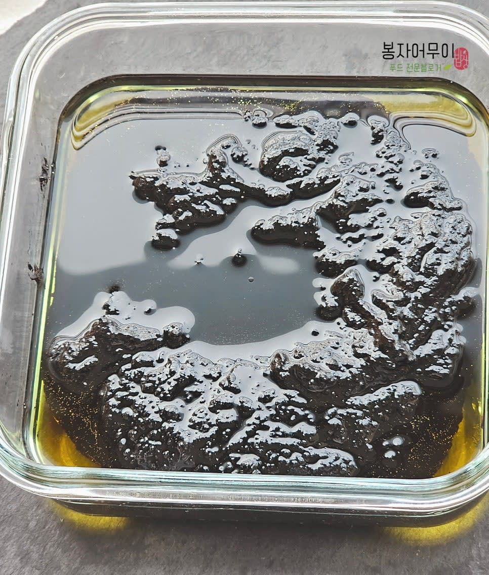 완성된 짜장 소스는 식혀서 반창통에 담아둡니다. 냉장보관하면 1달 가량 사용 가능합니다.