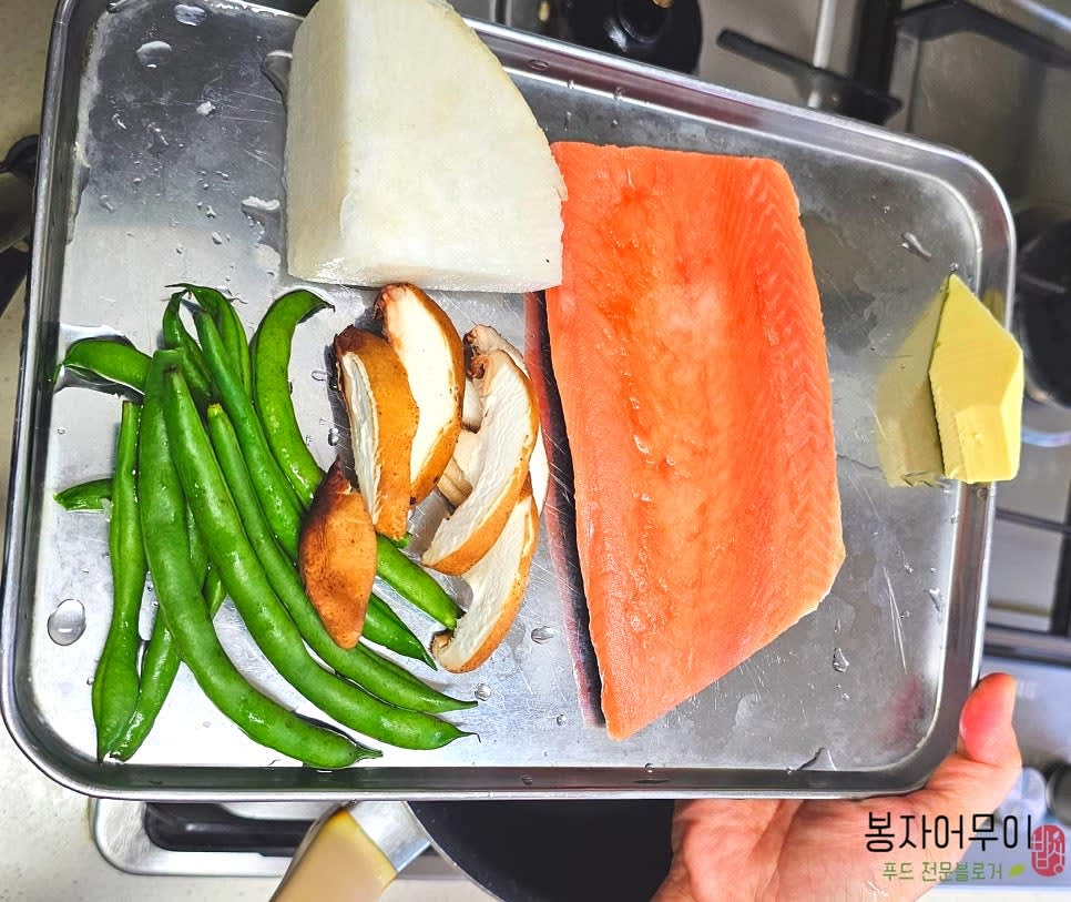 그린빈은 씻어서 꼭지를 정리해 준비하고, 표고버섯은 먹기 좋은 크기로 편 썰어줍니다. 무는 갈아줄 거라 세척만 해줍니다.