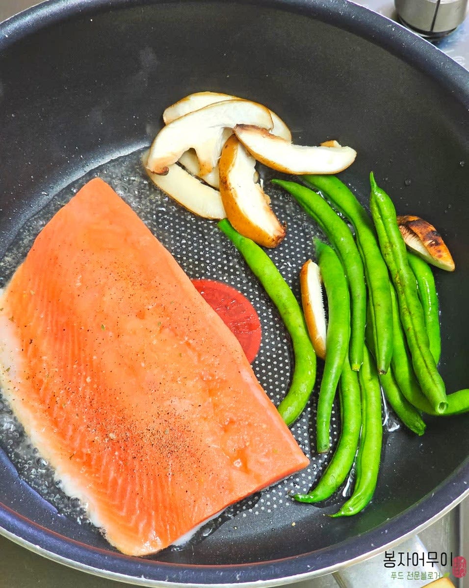 예열된 프라이팬에 연어와 그린빈, 표고버섯을 구워주세요. 연어에는 허브솔트와 후추를 뿌려줍니다.