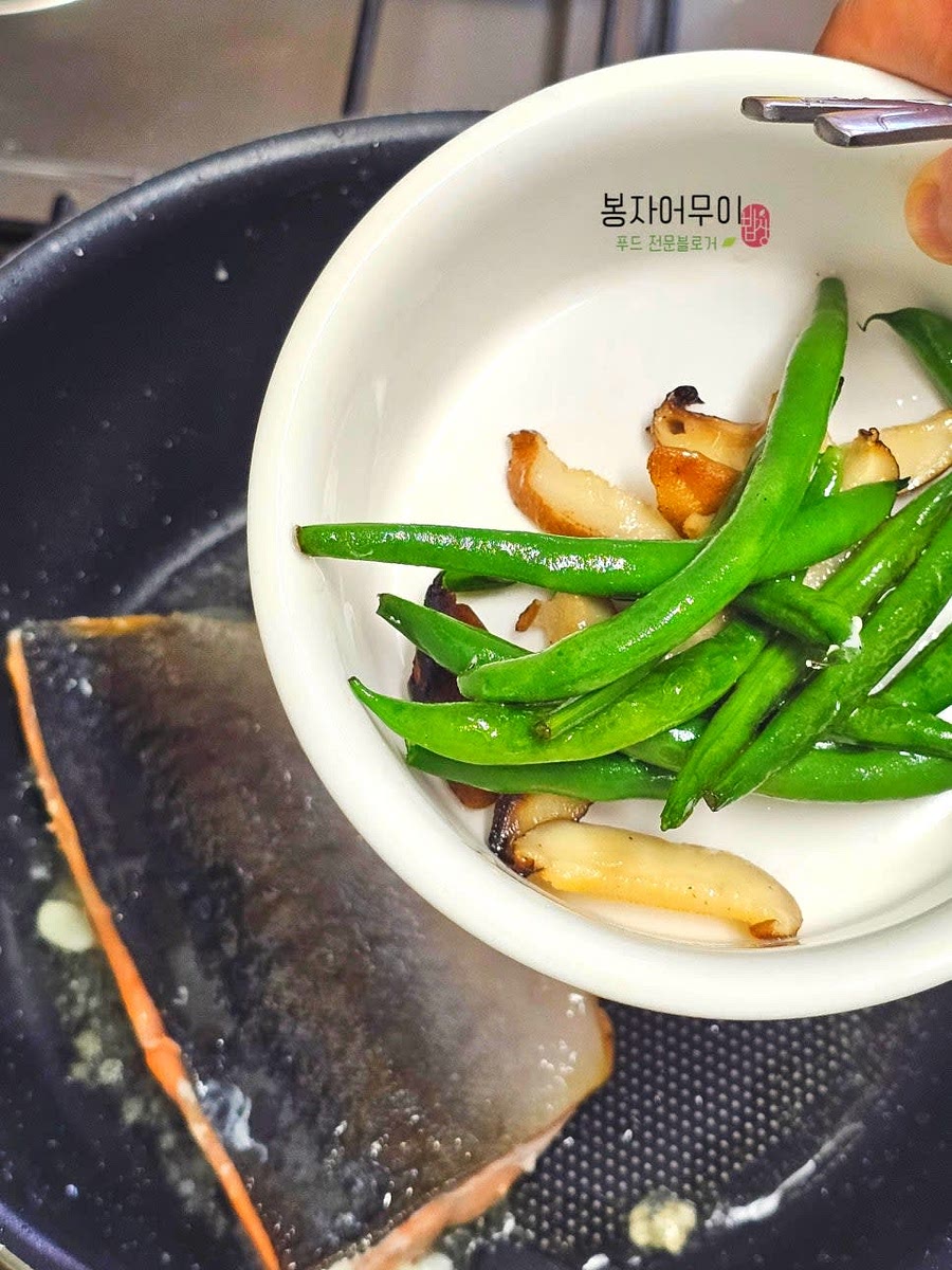 프라이팬에서 야채를 따로 빼주고 청주 2스푼을 뿌려 연어를 더 노릇하게 구워주세요.