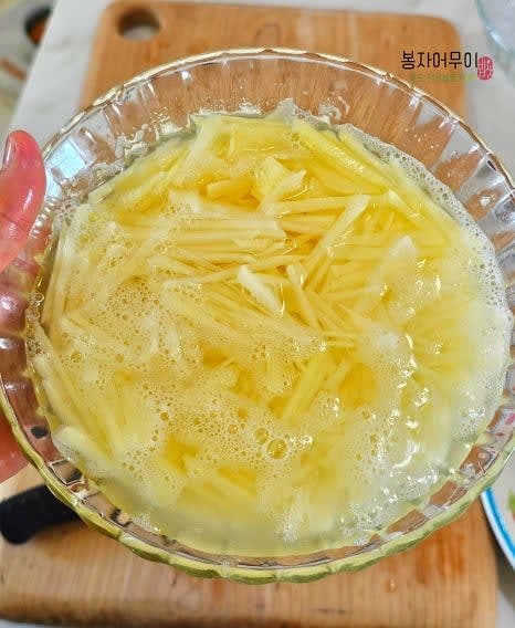 채썰은 감자를 물에 담가 전분기를 제거한 후 물기를 꼭 짜줍니다.