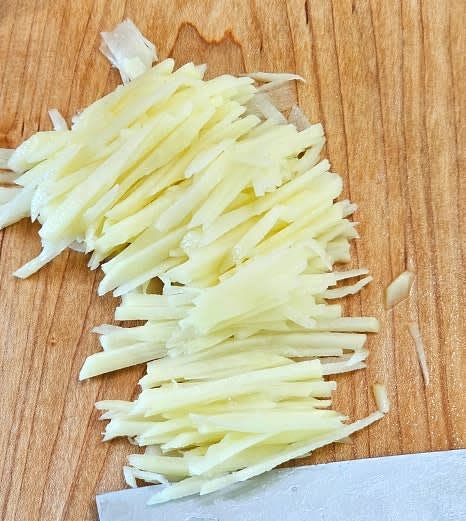 감자는 껍질을 벗기고 채칼로 가늘게 채썰어줍니다.