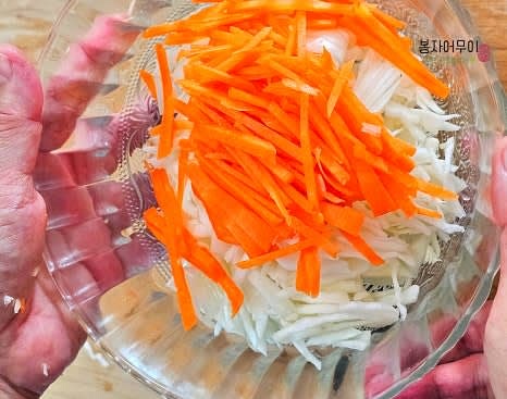양배추와 당근은 잘게 채썰어 준비합니다.