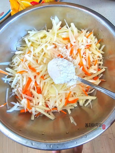 감자, 양배추, 당근에 소금 0.5스푼과 감자 전분 3스푼을 넣고 잘 섞어줍니다.