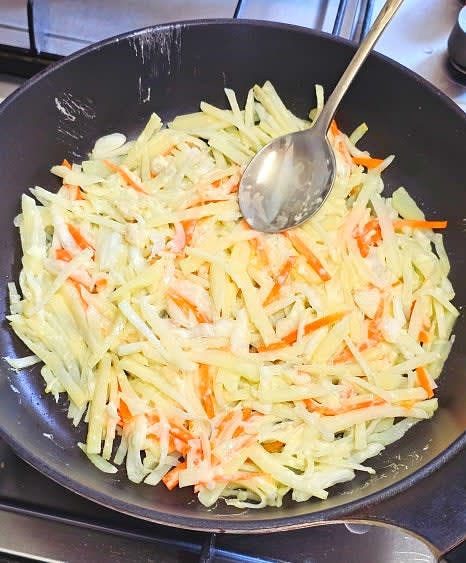 팬에 기름을 두르고 감자를 동그란 모양으로 펼쳐 약불에서 노릇하게 구워줍니다.