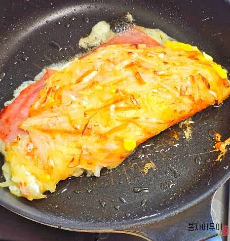아래쪽이 노릇노릇하게 잘 익었을 때 접어주세요.