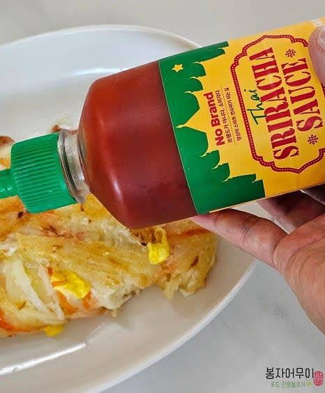 기호에 따라 케첩 또는 스리라차 소스를 뿌려 드세요.