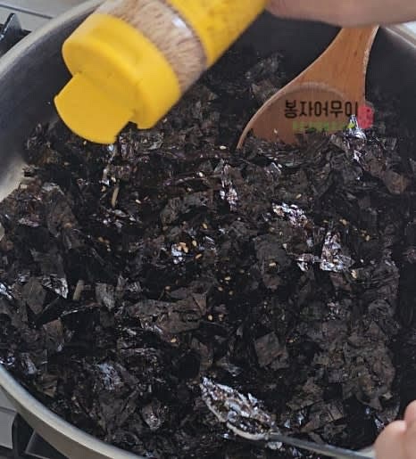 통깨를 뿌려 마무리합니다.