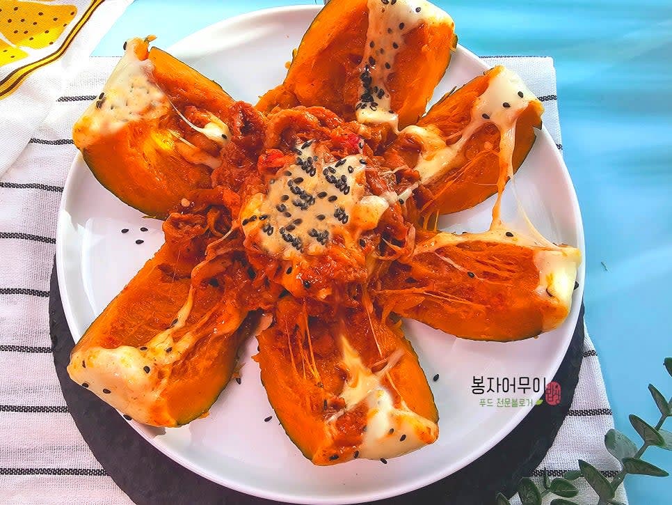 완성된 단호박을 접시에 담아 잘라 흑임자를 약간 뿌려줍니다