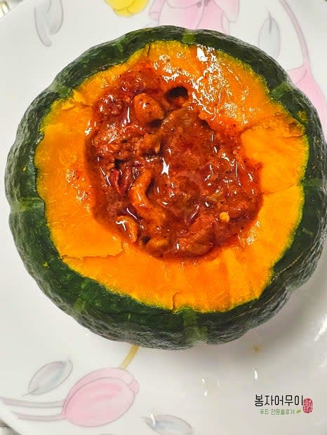 속을 파낸 단호박에 오리 주물력 고기(훈제오리로 대체 가능)를 가득 채워주고 모짜렐라 치즈와 치즈를 한장 올리고 전자레인지에 총 6-7분 정도 돌려주세요. 호박의 크기에 따라 시간을 조절해주세요.