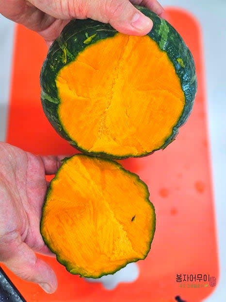 단호박의 윗부분을 뚜껑 모양으로 자르고 씨를 파네요. (전자레인지에 3분 돌리면 수월하게 자를 수 있습니다.)