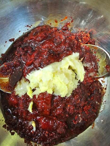 양념장(고추장, 고춧가루, 설탕, 물엿, 된장, 생강, 매실청, 들깨가루, 다진 마늘, 다시다)을 섞어 준비합니다.