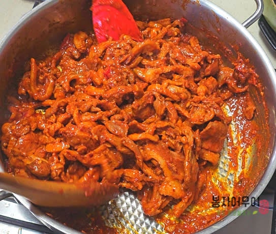 팬을 달궈 양념한 오리고기를 넣고 중불에서 볶아줍니다.
