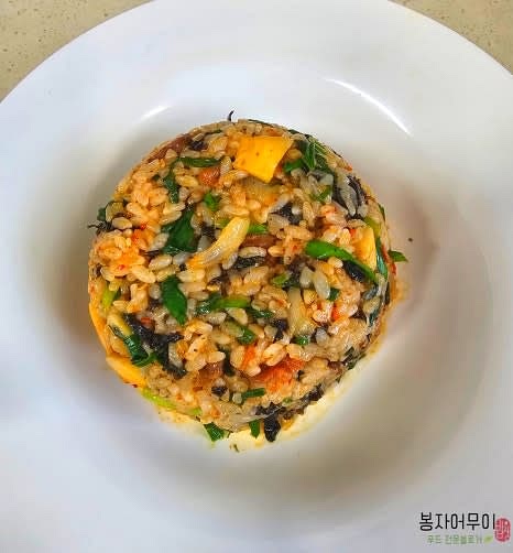 볶은 오리주물럭을 그릇에 담고 남은 소스에 김가루, 계란, 참기름, 통깨로 볶음밥을 완성합니다.