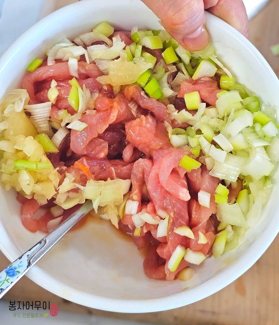 돼지고기는 진간장 1스푼, 맛술 1스푼, 다진 마늘 1/2스푼, 다진 대파를 넣어 밑간을 해주세요.