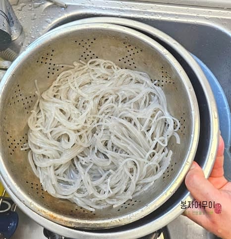 당면을 물에 불려 준비합니다. 차가운 물에는 1시간 뜨거운 물에는 20분간 불립니다. 이후 체에 받쳐 물기를 빼주세요. (뜨거운 물인 경우 흐르는 물에 헹궈주세요)