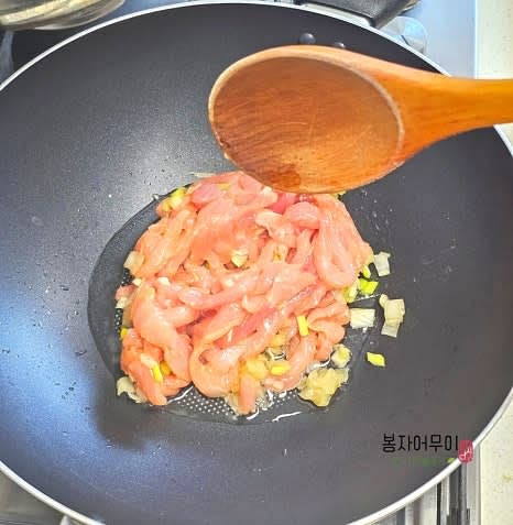 달군 팬에 식용유를 두르고 밑간한 고기를 볶아줍니다. 고기가 익으면 접시에 따로 담아주세요.