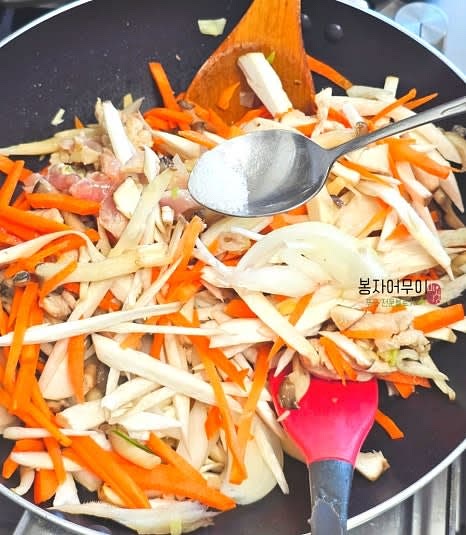 같은 팬에 당근과 양파, 버섯을 넣고 소금 1/3스푼을 넣어 가볍게 볶아줍니다.