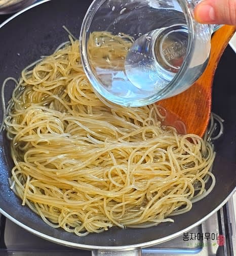 콩기름 2스푼을 넣고 불린 당면을 볶아줍니다. 진간장 7스푼, 설탕 2스푼, 물엿 2스푼으로 간을 하고 물 반컵을 넣고 5분간 양념이 잘 스며들도록 볶아줍니다.