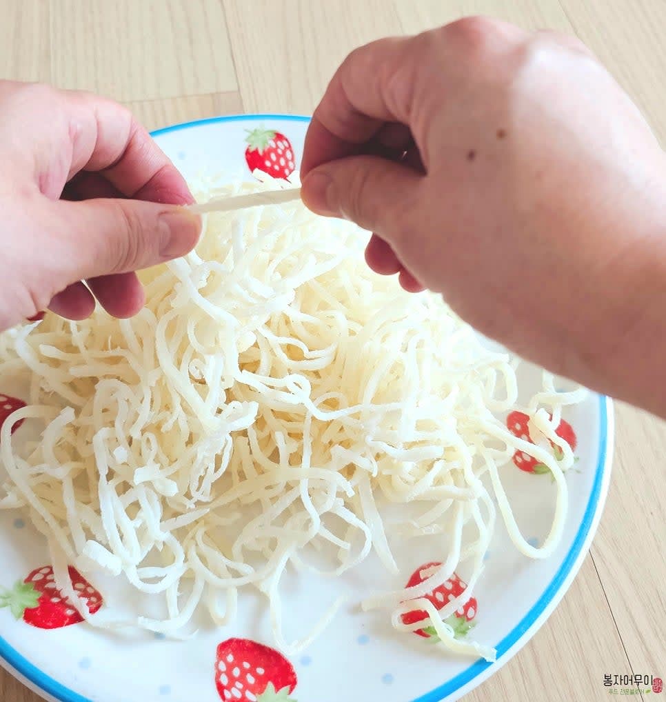 진미채 250g을 먹기 좋게 다듬어 주세요. 물에 세척하면 안되고 채반에 받쳐서 털어줘야 합니다. (물에 세척하면 냉장고 보관 시 맛이 없어져요.)