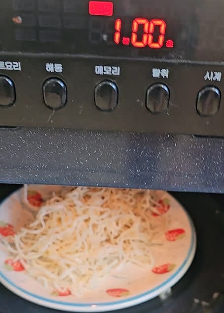 다듬은 진미채에 마요네즈 1 큰술을 넣고 고루 섞은 후 전자레인지에 1분 돌립니다.