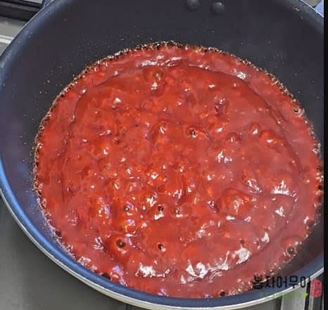 팬에 물 50ml, 다진 마늘 1 큰술, 설탕 1 큰술, 고춧가루 1 큰술, 고추장 2 큰술, 물엿 2 큰술, 매실청 2 큰술, 미림 2 큰술을 넣고 약불에서 양념을 끓여줍니다.