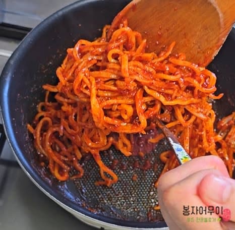 참기름 1 큰술과 깨소금을 뿌려 마무리합니다.