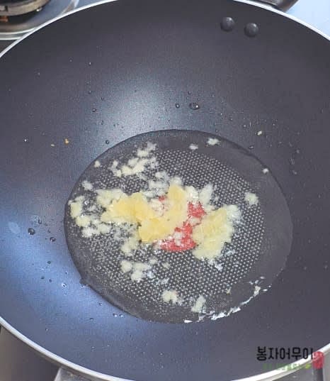 팬에 식용유를 두르고 다진 마늘 2개를 볶아 향을 냅니다.