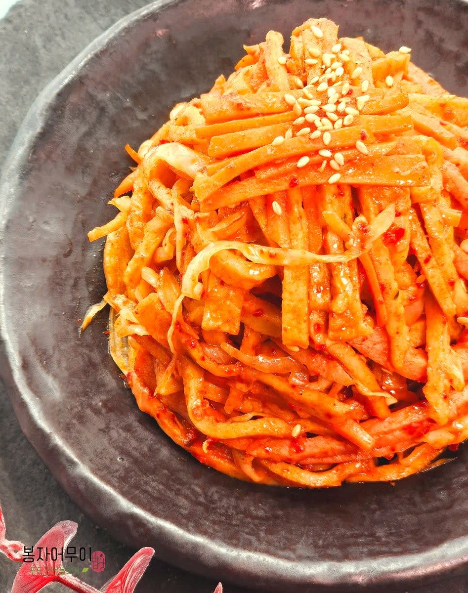 불을 끄고 참기름 1 큰술을 두른 후 통깨를 뿌려 마무리합니다.