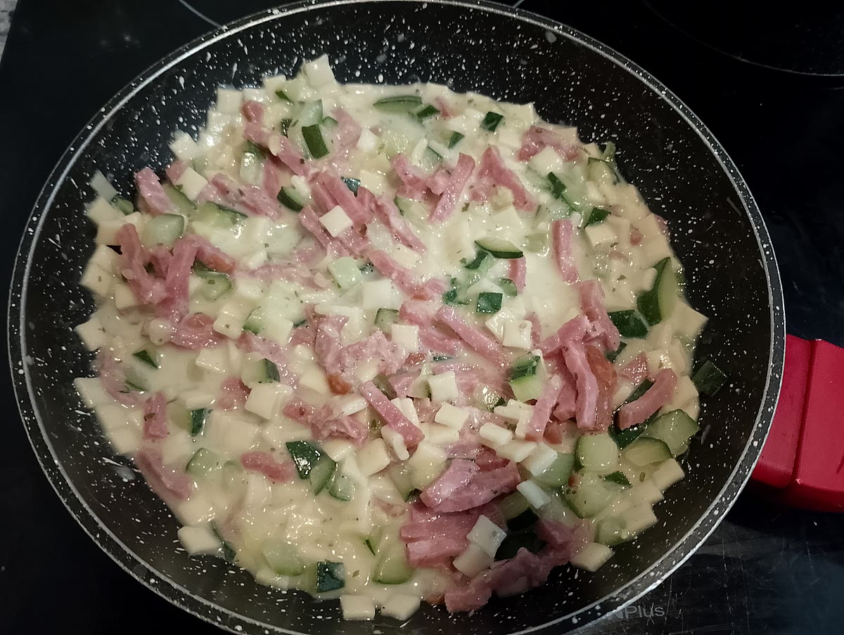 Une fois cuit, égoutter les Crozets et les ajouter dans la poêle bacon/courgette, ajouter la cancoillotte, rectifier l'assaisonnement puis bien mélanger.
