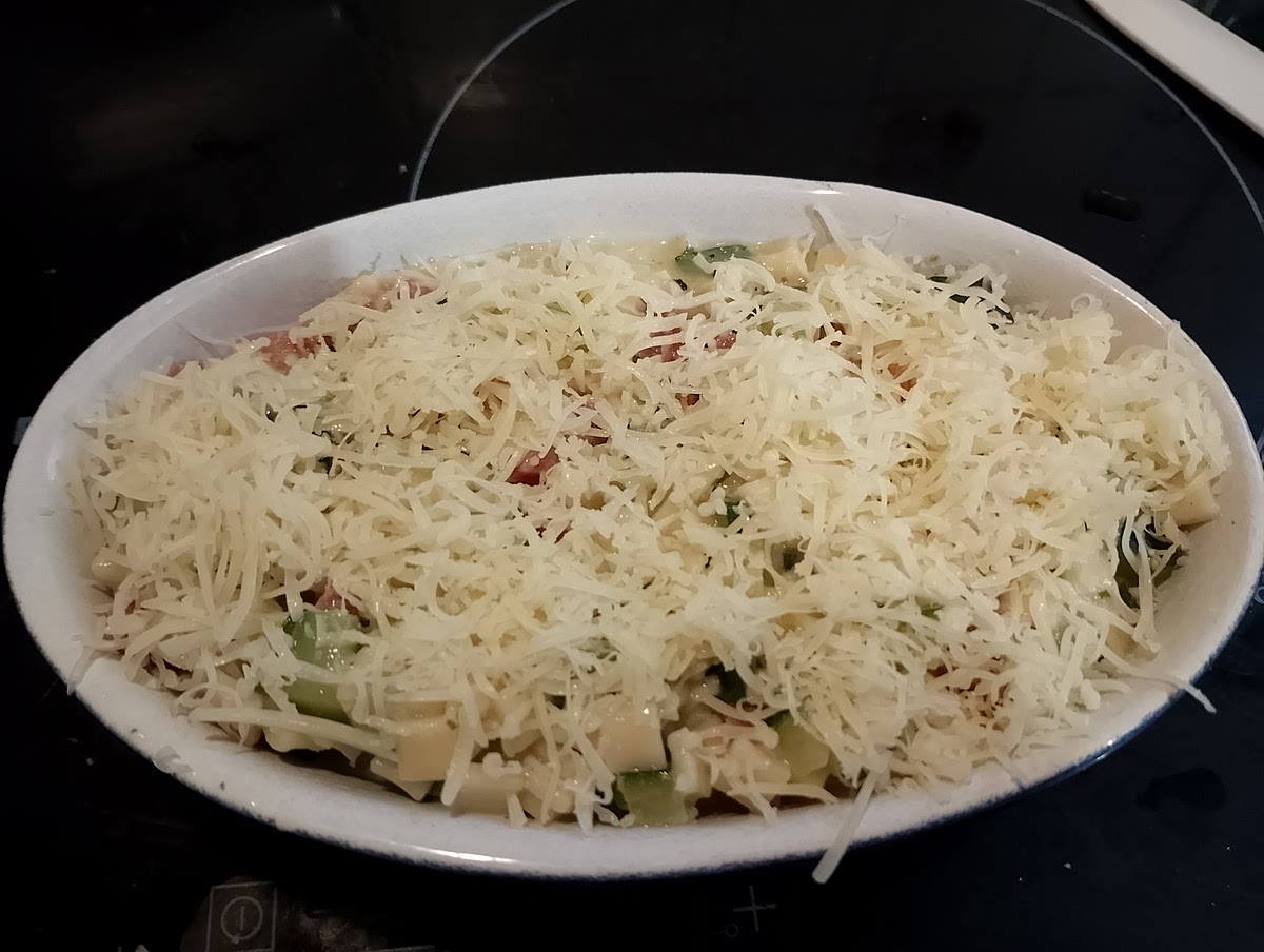 Répartir la préparation dans un plat à gratin individuel, parsemer de gruyère.