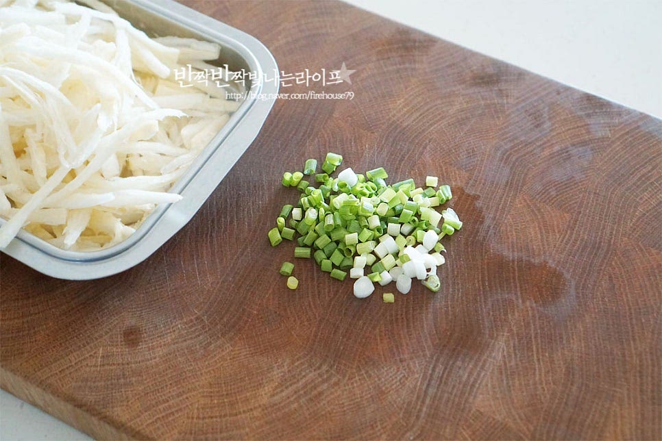 향신 채소로 쪽파를 준비한 뒤 잘게 송송 썰어줍니다. 대파나 실파로 대체 가능합니다.