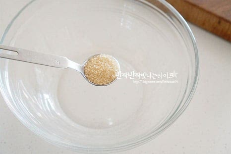 넉넉한 크기의 볼에 고추장 2 큰 술, 고운 고춧가루 2/3 큰 술, 황설탕 1 작은 술, 매실액 1 큰 술, 식초 1 작은 술, 간장 1/2 큰 술, 소금 한 꼬집, 조청(물엿) 1 큰 술, 참기름 1 작은 술을 넣어줍니다. 식초를 조금 넣어 잡내를 잡고 감칠맛을 더해주었는데 신맛과 단맛은 입맛에 맞게 조절해 주세요. 숟가락으로 고추장이 뭉치지 않게 풀고 설탕이 녹아 어우러지도록 양념을 섞어줍니다. 살짝 찍어 먹어보고 부족한 간은 간장과 소금으로 더해주고요.