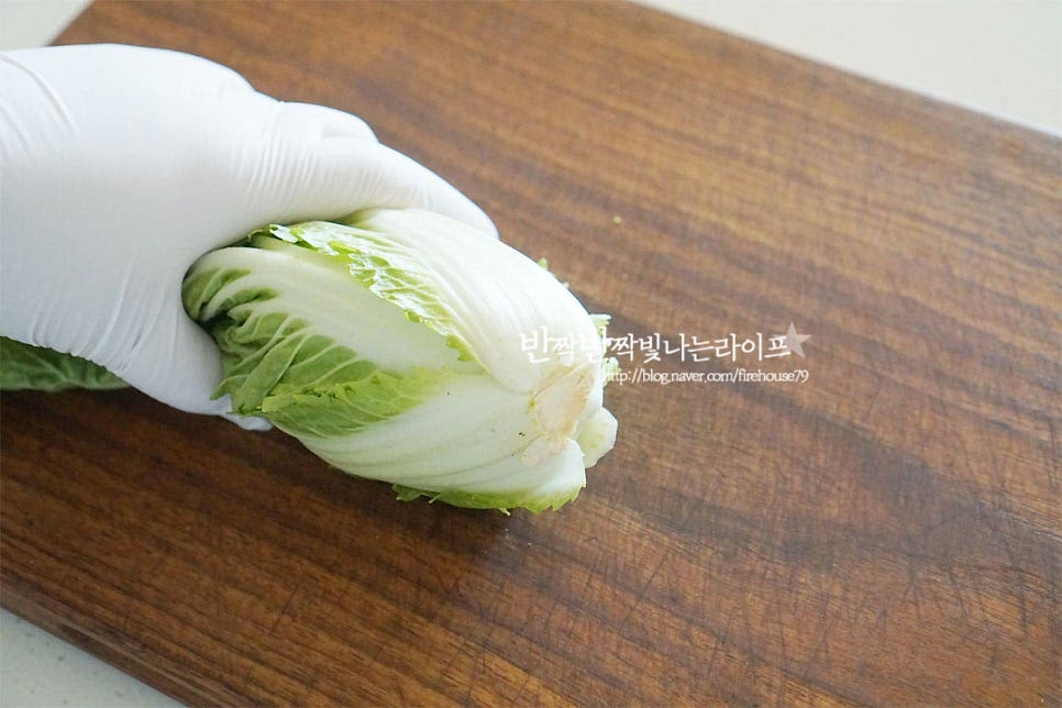 봄동은 넓게 펼쳐진 배추라고 생각하시면 되는데요. 속잎이 노랗고 잎이 옆으로 펴져있어요. 단맛이 강하며 씹을수록 고소해서 전을 구워 먹어도 별미에요. 옆으로 펼쳐진 잎을 모아줍니다. 잎은 모아 잡을 뒤 밑동을 잘라내어 줍니다. 한 잎씩 흐르는 물에 씻어줍니다. 물기를 완전히 탈탈 털어줍니다. 이파리 부분보다 조금 두터운 줄기 부분은 고르게 구워질 수 있도록 칼등으로 가볍게 눌러 모양을 잡아줍니다.