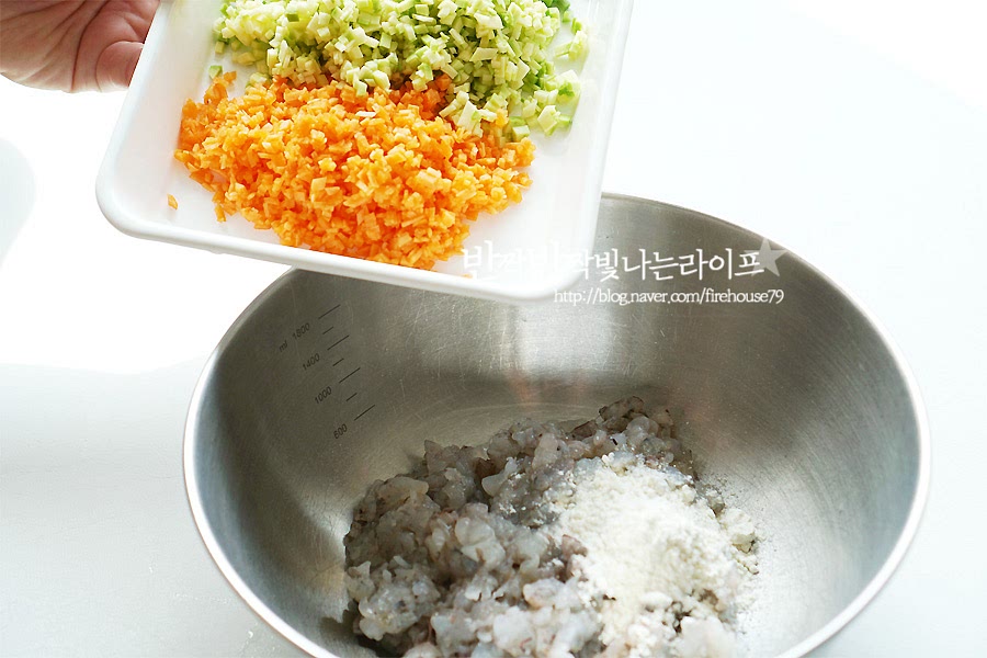 동그랑땡 만들기 레시피는 아주 간단한데요, 앞서 다져놓은 재료를 커다란 볼에 넣고 잘 섞어주어 반죽을 만들어줍니다. 다진 새우와 야채, 달걀 2개, 부침가루 3큰술을 넣고 재료들이 잘 어우러지도록 섞어주세요. 기본적으로 새우가 짭조름해서 어느 정도 짠맛이 나는데 기호에 따라 소금, 후추를 추가해 주세요. 저는 따로 넣지 않고 만들었는데 딱 먹기 좋은 정도였어요. 간을 간간하게 드신다면 소금을 조금 넣어주세요. 새우동그랑땡은 재료를 잘게 다져서 반죽을 만들어준 뒤 노릇노릇 구워주면 완성이에요. 다짐육을 넣어 만드는 것보다 훨씬 간단한 것 같아요. 그래서 아이반찬으로 간단하게 만들기도 좋고요.