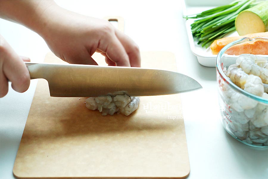 새우는 내장을 제거한 뒤 잘게 다져 썰어 넣어주세요. 내장은 이쑤시개로 제거해 주면 간편하고, 새우 살을 핸드믹서 같은 도구를 이용하기보다 적당히 식감이 살아나게 칼로 다져주는 게 맛이 좋아요. 새우를 손이 가는 대로 잘게 썰어주고 한 번 더 다져주면 부드러우면서 탱글 한 식감이 있게 만들 수 있어요.