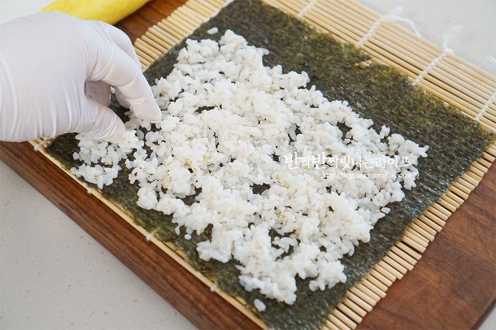 김을 깔고 밥 1/2공기를 펼쳐 올려줍니다. 펼친 밥 가운데 말아놓은 소시지를 올려주어요. 계란말이를 중심으로 돌돌 말아줍니다. 모양을 고정하여 준 뒤 참기름을 고르게 발라 줍니다. 칼에도 남은 참기름 약간 발라주고 일정한 크기로 먹기 좋게 잘라주어요. 야채를 잘 먹지 않는 아이도 잘 먹어 유아 도시락메뉴로 준비하시기 딱 좋아요. 검은 깨나 김, 케첩을 활용하여 눈과 입, 볼 터치까지 만들어주면 아이들이 더 좋아한답니다. 영상도 같이 담았어요. 고소한 풍미와 함께 입안 가득 탱글탱글한 육향 감칠맛이 톡톡 맛있게 어우러지는 맛이에요. 소세지김밥 만들기 맛나게 말아 드세요^^ 끄읕 !