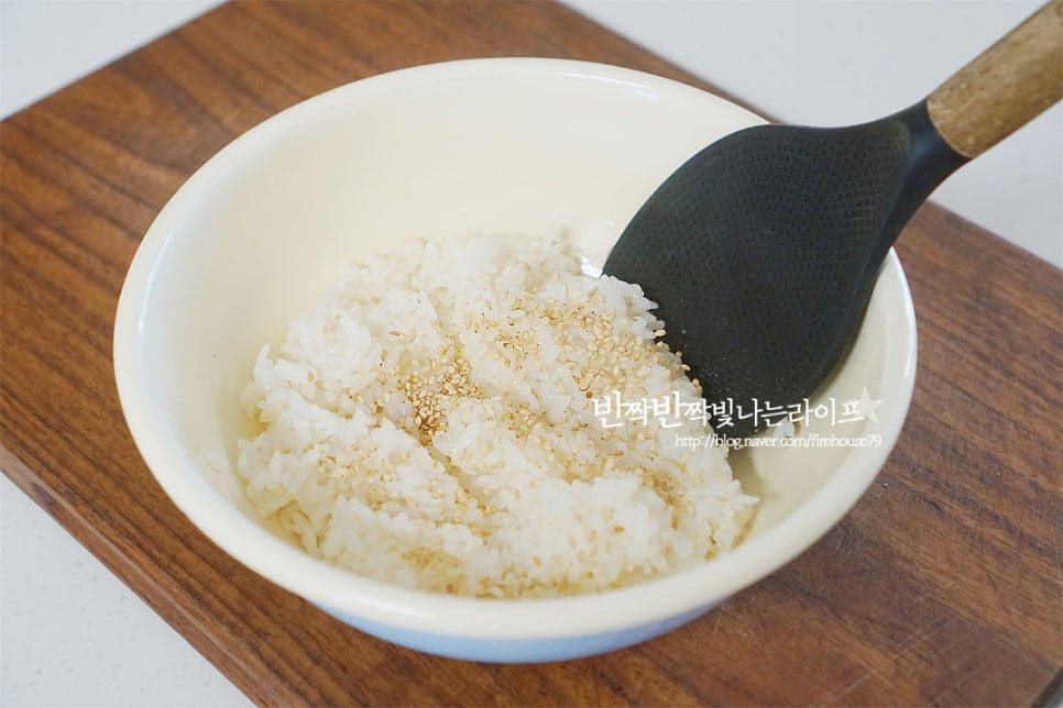 밥 1공기로 2줄을 만들어주었어요. 밥을 더 넉넉하게 넣어드신다면 추가해 주셔도 됩니다. 밥에 참기름, 소금, 깨소금 밑간해요. 소금은 맛소금 넣어주시면 파는 맛 나고요~ 볶은 깨를 빻은 깨소금 넣어주시면 고소한 풍미가 더 좋습니다. 소금 간은 입맛에 맞게 가감해 주세요. 아이용은 소금은 생략하셔도 좋아요. 주걱을 세워 고슬고슬 버무려 줍니다.
