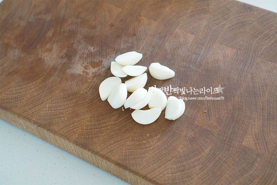 통마늘을 준비하여 편으로 썰어줍니다.