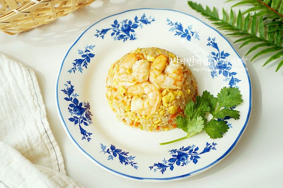 맛있게 담아 완성하기 위해 밥그릇에 새우를 담은 뒤 볶음밥을 넣어 모양을 내어주면 푸짐하게 맛볼 수 있습니다. 영상도 같이 담았어요. 새우볶음밥은 간단하고 든든하게 먹기 좋으며 탱글한 새우살과 고소한 계란이 풍성하게 어우러진답니다. 새우 계란볶음밥 레시피로 맛있게 요리해드세요. 끄읕 !