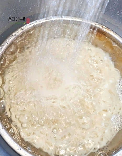 국수를 적당히 삶아 찬물에 헹궈 물기를 제거합니다.