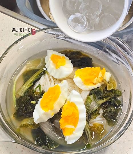 삶은 계란을 반으로 잘라 국수 위에 올립니다.