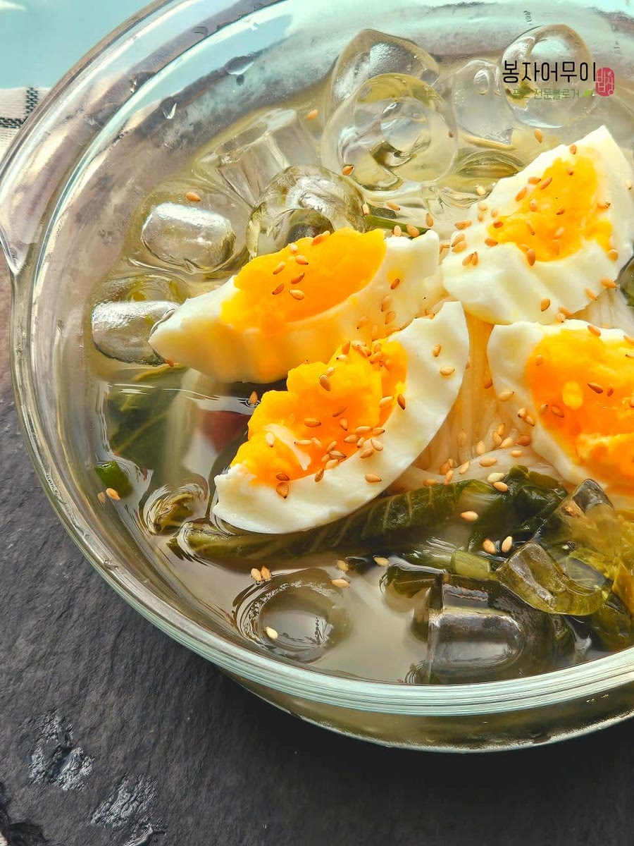 깨소금을 뿌려 완성합니다.